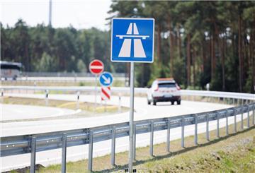 Ein Betriebsfahrzeug der Autobahn GmbH fährt symbolisch auf einer Auffahrt zur neuen A1-Anschlussstelle Rieste.