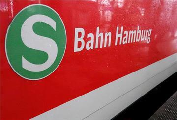  Ein S-Bahn-Waggon steht am Hamburger Hauptbahnhof.  