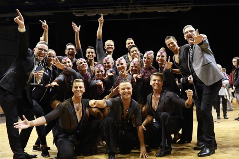 TSG Bremerhaven jubelt über Bronze Aufs Treppchen getanzt: Die TSG Bremerhaven freut sich über Platz drei.