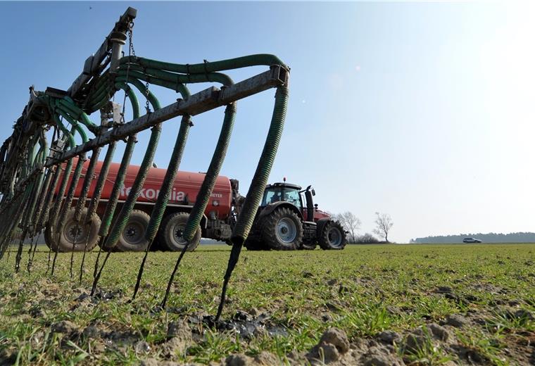 Aufschub für strenge Düngeregeln Aufschub für die Bauern: Die Einführung neuer, strenger Düngeregeln wird wegen der Corona-Krise wohl auf 1. Januar 2021 vertagt. Foto: Schulze