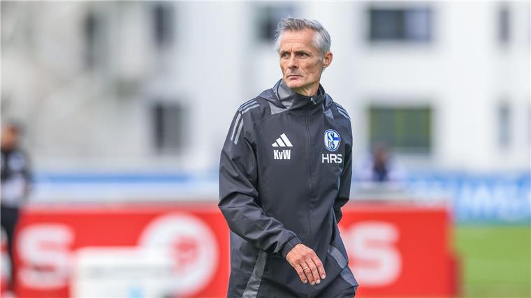 Schalke-Coach legt los: „Weiß, dass es nicht einfach ist“ Auftakt auf Schalke: Kees van Wonderen hat sein erstes Training in Gelsenkirchen geleitet.