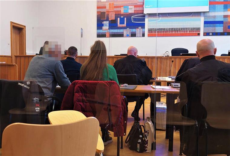 Angeklagter Bauunternehmer aus Bederkesa äußert sich erstmals vor Gericht Auftakt zu einem Mammutprozess: Schon im Oktober 2022 äußerte sich der Hauptangeklagte (vorne links) vor dem Landgericht Stade nicht. Am Mittwoch war der erste Satz von ihm zu hören.