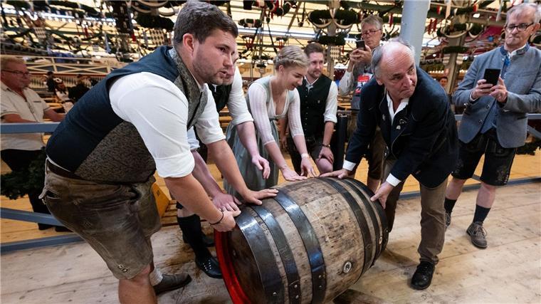 Groß, größer - Oktoberfest: Das Volksfest in Zahlen Auftakt zum Oktoberfest. Mitarbeiter bringen das Bierfass für den Anstich in das Festzelt.