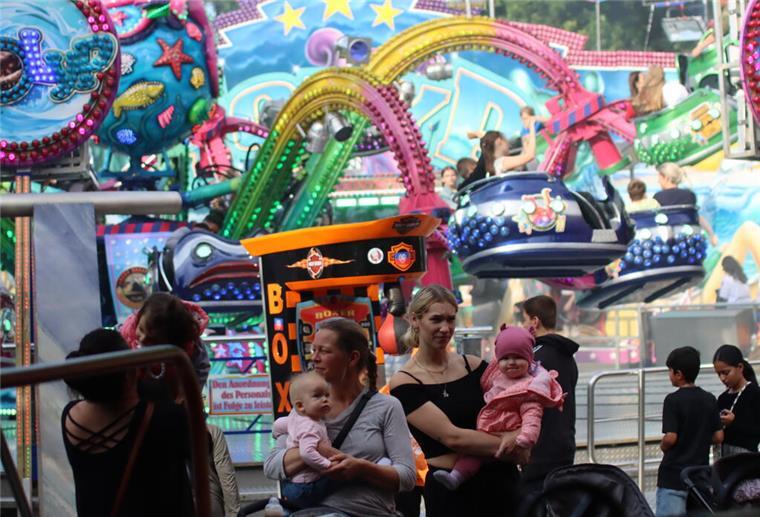 Stadtzauber Zeven: Das dürfen Sie auf keinen Fall verpassen Auftakt zum Zevener Stadtzauber: Sonnenschein und milde Temperaturen ziehen am Freitag viele Besucher in die Fußgängerzone und in den benachbarten Stadtpark.