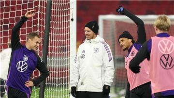 Aufwärmen für den Jahresausklang. Deutschland spielt gegen Ungarn in Budapest. 