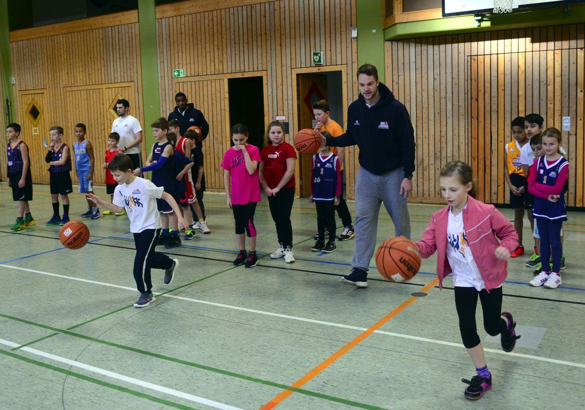 Basketball-Training mit den Eisbären Basketball-Training mit den Profis der Eisbären