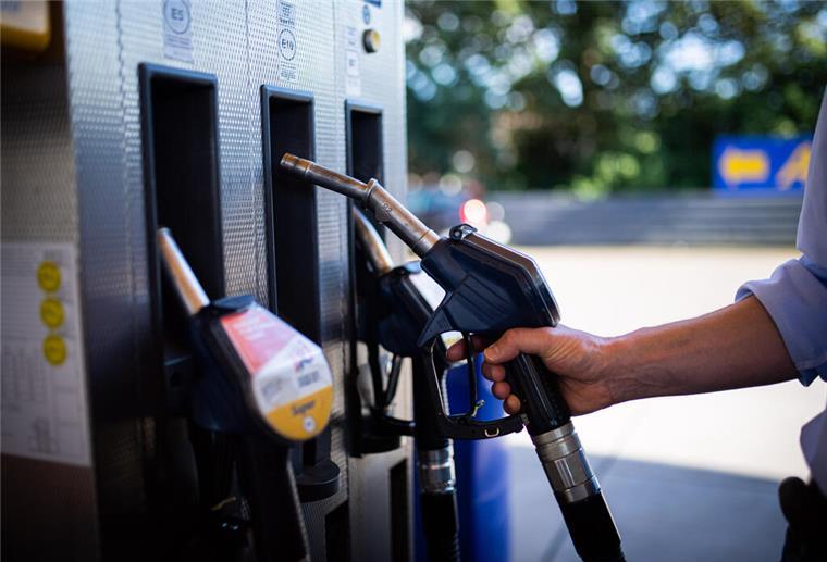 Tanken wieder billiger: Benzin und Diesel erstmals 2025 günstiger Aufwärtstrend gestoppt: Spritpreise sinken nach sechs Wochen