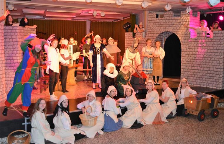 Aufwendige Kostüme und professionelle Kulisse: die Zeitreise in die Historie Geestlands führt die jungen Musical-Darsteller auch in die Zeit des Mittelalters, als im Hof der Burg noch Köpfe rollten. 