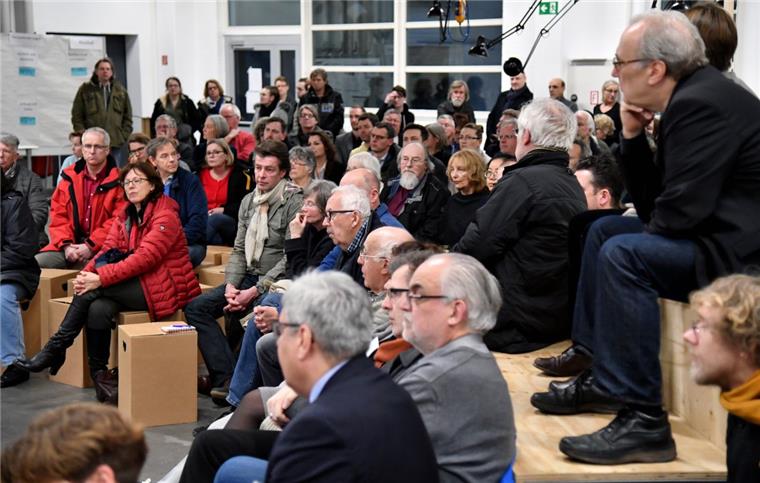 Bremerhavener diskutieren über die Zukunft der Stadt "Aufwind für Lehe und Mitte" hieß die Auftakt-Diskussion in der rappelvollen Alten Druckhalle der NZ. Wie sich Bremerhaven in 20 Jahren entwickeln soll, liegt den über 150 Bürgern am Herzen.