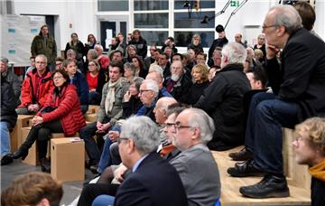 "Aufwind für Lehe und Mitte" hieß die Auftakt-Diskussion in der rappelvollen Alten Druckhalle der NZ. Wie sich Bremerhaven in 20 Jahren entwickeln soll, liegt den über 150 Bürgern am Herzen.
