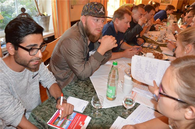 Schüler prüfen Politiker aus dem Cuxland beim Speed-Dating Auge in Auge sitzen sich Jugendliche und Kommunalpolitiker beim politischen Speed-Dating der Nordsee-Zeitung gegenüber.