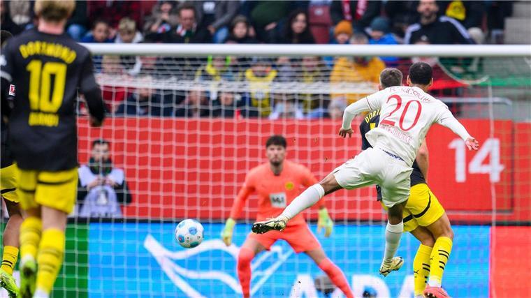 Augsburgs BVB-Schreck Claude-Maurice: Der neue „X-Faktor“ Augsburgs Alexis Claude-Maurice (r) beim erfolgreichen Torschuss zum 1:1.