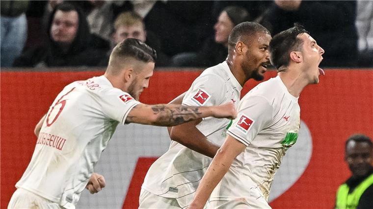 Gladbach verliert: Aber Kleindienst trifft vor DFB-Debüt Augsburgs Keven Schlotterbeck bejubelt sein Tor zum 1:0.