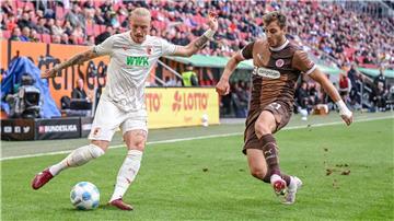 Augsburgs Marius Wolf (links) im Zweikampf mit Pauli-Profi Lars Ritzka.