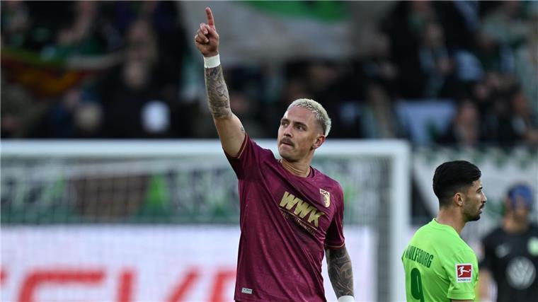Amoura bewahrt Wolfsburg vor Niederlage gegen Augsburg Augsburgs Phillip Tietz jubelt nach seinem Tor.