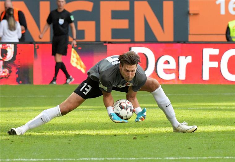Augsburgs Torwart Fabian Giefer rutscht vor dem 2:3 der Ball durch die Hände. 