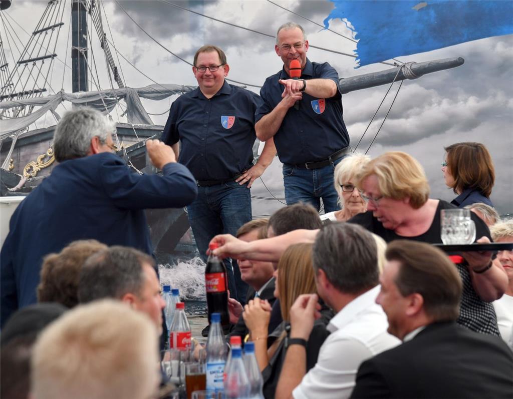 Auktionator Jürgen Germaschek (re.) und Ortsvorsteher Holger Onken. 
