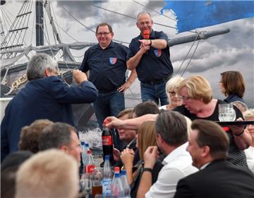 Auktionator Jürgen Germaschek (re.) und Ortsvorsteher Holger Onken. 