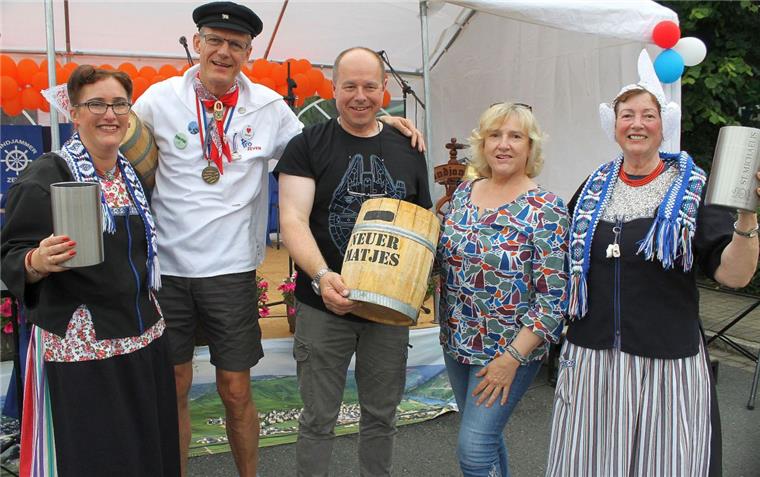 Kleines Matjesfass bringt in Zeven große Summe ein Auktionator Ralph Paulsen und seine beiden Meisjes gratulieren Marek und Gaby Quistek aus Dortmund. Das Ehepaar zahlte in Zeven 561 Euro für den Fisch.
