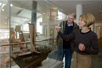 "Aus alt macht neu: Was tut sich in der Kogge-Halle".  Unser Bild zeigt Dipl.-Ing. Wilke-Bernd Wiedenroth (Architekt) und Prof.  Sunhild Kleingärtner, die Direktorin des DSM .