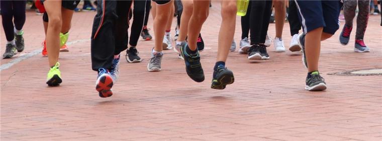 Sponsorenlauf: Zevener Schüler rennen 4000 Kilometer weit Aus Anlass der Turnhalleneinweihung schnürten Zevener Gymnasiasten die Laufschuhe. Viele beließen es beim Sponsorenlauf nicht bei einer 2500 Meter langen Runde.