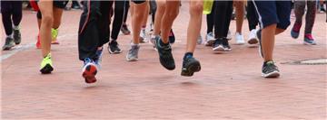 Aus Anlass der Turnhalleneinweihung schnürten Zevener Gymnasiasten die Laufschuhe. Viele beließen es beim Sponsorenlauf nicht bei einer 2500 Meter langen Runde. 