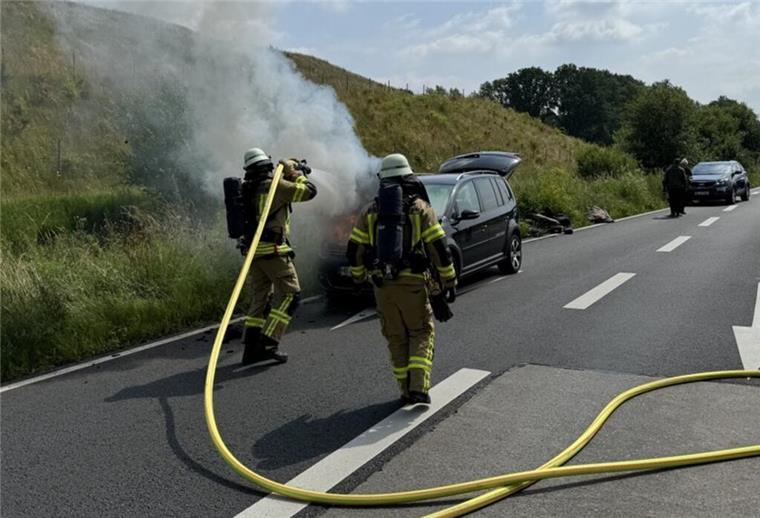 Brand auf der Cherbourger Straße: VW geht in Flammen auf - Ursache unklar Aus bislang unbekannter Ursache geriet ein Volkswagen auf der Cherbourger Straße in Brand.