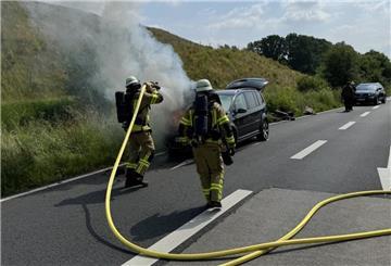 Aus bislang unbekannter Ursache geriet ein Volkswagen auf der Cherbourger Straße in Brand. 