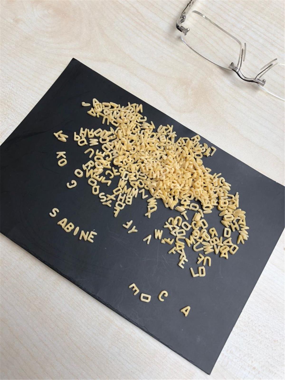 Weltalphabetisierungstag: Seit einem Jahr gibt es in Bremerhaven das Projekt „Aufbruch“ Aus Buchstabennudeln den eigenen Namen legen – das bereitet Menschen mit begrenzten Lese- und Schreibkompetenzen Mühe. Das Projekt „Aufbruch“ hilft ihnen.