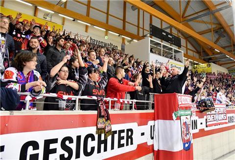 Aus dem Stehplatz-Block heraus wird bei den Spielen der Fischtown Pinguins die Stimmung angeheizt. Auf dem Podest: "Capo" Björn Trede als Vorsänger.