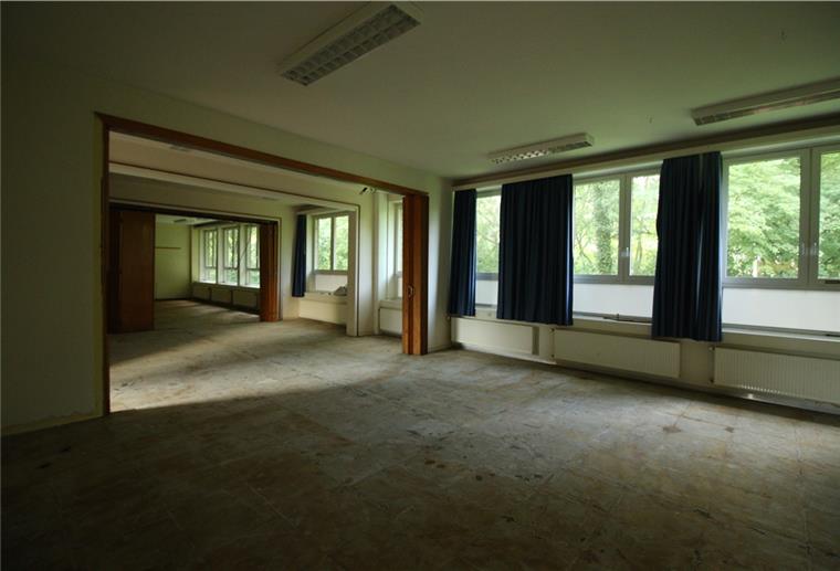 Klassenräume werden Wohlfühl-Wohnungen Aus den großen Klassenräumen im Anbau sollen auch Wohnungen werden. Die Decken sind hier 3,80 Meter hoch.