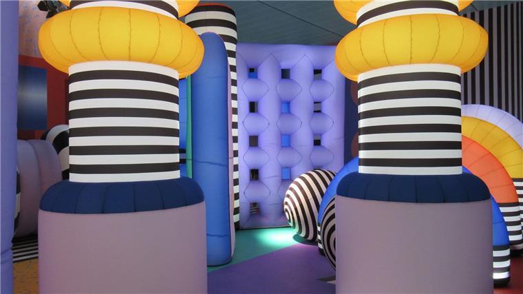 Eintauchen, Aufblasen, Abdrücken: Kunst für die Selfie-Ära? Aus der Ausstellung „Euphoria“ im Ballon-Museum in Paris.
