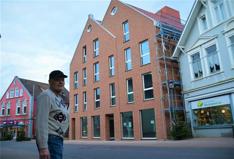 Ehemalige Bauruine in Bad Bederkesa: Van Zwoll-Gebäude enthüllt Aus der Bauruine in Bad Bederkesa ist ein stattliches Wohn- und Geschäftshaus geworden. Investor Hans Kieckbusch freut sich, dass es kurz vor Weihnachten noch geklappt hat mit der Enthüllung des einstigen Schandflecks.