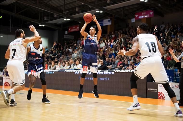 Die Eisbären nehmen Jena in der zweiten Halbzeit auseinander Aus der Distanz waren die Eisbären in Jena brandgefährlich. In dieser Szene feuert Anthony Canty einen Dreier ab.