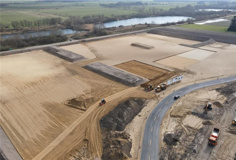 Loxstedt: Millionenbau für Sport und Freizeit Aus der Luft werden die Ausmaße des künftigen Sportparks deutlich. Luftfoto: Landschaftsarchitekt Lüder Hoppe