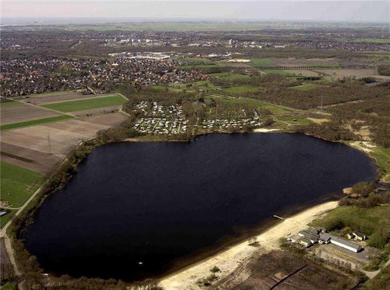 Spadener See wird zur Herzensangelegenheit Aus der Luft wird die Größe des Naherholungsgebietes Spadener See deutlich: 1,1 Millionen Euro hat ein Bremerhavener Arzt für die Rettung des Sees investiert.