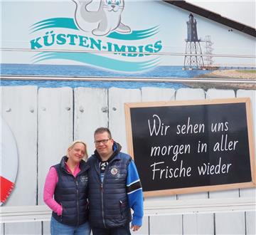 Aus der Schweiz an die Nordseeküste: Brigitte und Sacha Kunz haben den Imbiss in Dorum-Neufeld übernommen.