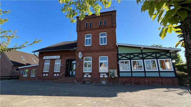 Altländer wird Opfer eines Millionen-Betrügers - Firmengründung als Happy End Aus der Traditionsgaststätte „Zur Schönen Fernsicht“ in Grünendeich wollten sie ein Wellness-Resort machen - mit Swimmingpool im Saalbereich und Tiny-Houses im Garten.