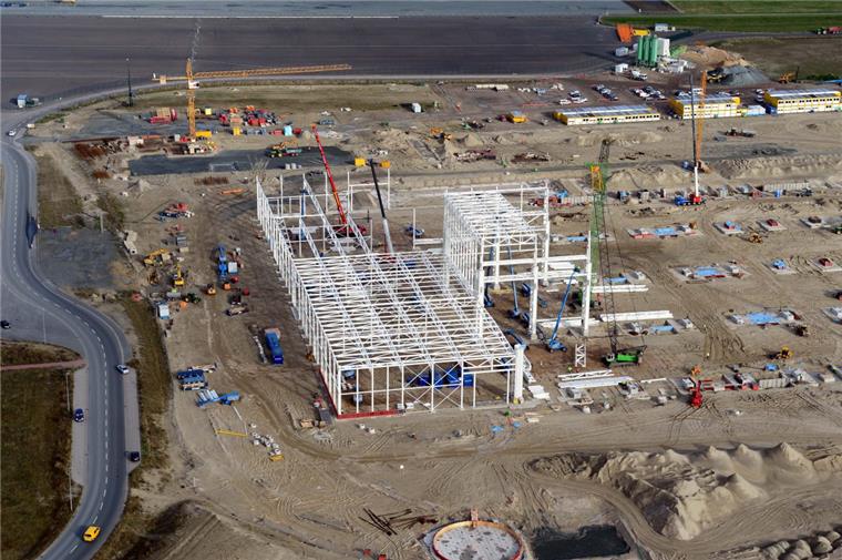 Siemens testet Flexibilität des Cuxlandes Aus der Vogelperspektive sieht sie aus wie eine riesige Miniatur-Spiellandschaft: Doch gespielt wird in der neuen Siemens-Fabrik zwischen den Cuxhavener Ortsteilen Groden und Altenbruch bestimmt nicht. Das Stahlgerüst der Nebenhalle, das einmal Wände und Dach tragen wird, nimmt bereits Formen an. Bis Januar soll auch die 320 Meter lange und 160 Meter breite Hauptproduktionshalle fertig sein.