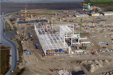 Aus der Vogelperspektive sieht sie aus wie eine riesige Miniatur-Spiellandschaft: Doch gespielt wird in der neuen Siemens-Fabrik zwischen den Cuxhavener Ortsteilen Groden und Altenbruch bestimmt nicht. Das Stahlgerüst der Nebenhalle, das einmal Wände und Dach tragen wird, nimmt bereits Formen an. Bis Januar soll auch die 320 Meter lange und 160 Meter breite Hauptproduktionshalle fertig sein. 