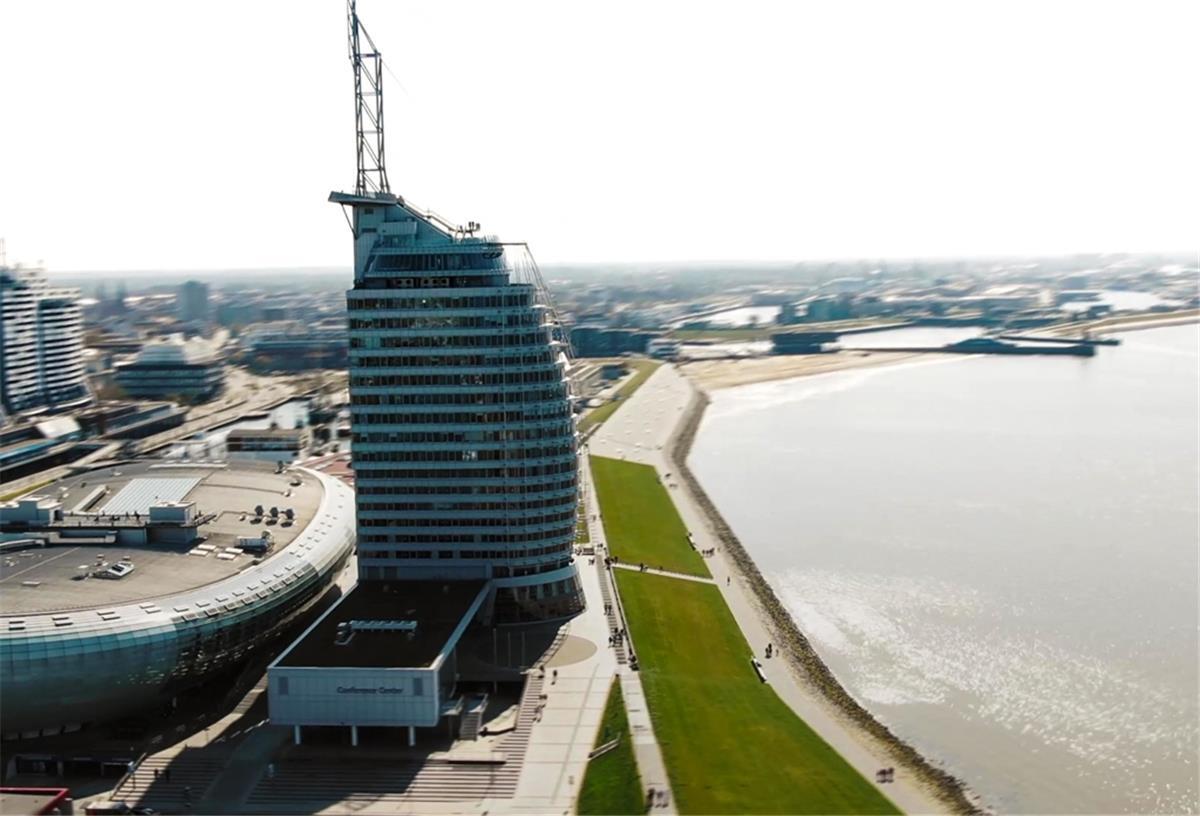 Tourismus in Bremerhaven steigt wieder an Aus der Vogelperspektiveaufgenommen: das Atlantic Sail City Hotel.