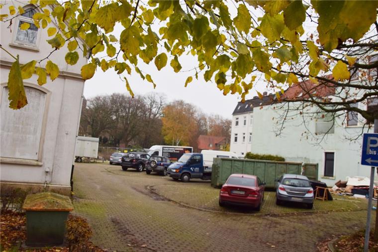 Nordenham: Sanierung der Blexer Ortsmitte kann endlich beginnen Aus diesem unansehnlichen Parkplatz in der Blexer Ortsmitte soll bis Ende kommenden Jahres ein attraktiver Dorfplatz werden, der zum Verweilen einlädt.