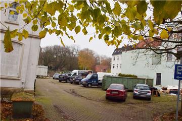 Aus diesem unansehnlichen Parkplatz in der Blexer Ortsmitte soll bis Ende kommenden Jahres ein attraktiver Dorfplatz werden, der zum Verweilen einlädt.