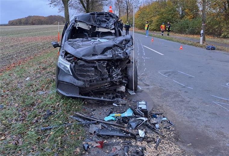 Aus diesem Wrack musste die Feuerwehr den schwer verletzten Fahrer befreien.