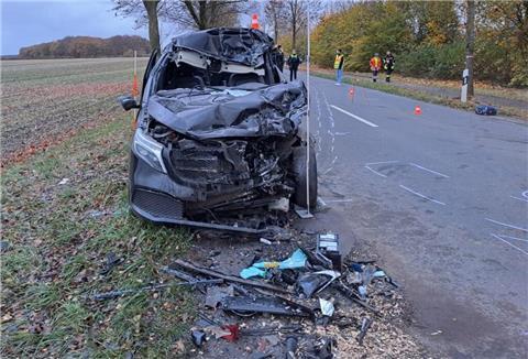 Aus diesem Wrack musste die Feuerwehr den schwer verletzten Fahrer befreien.