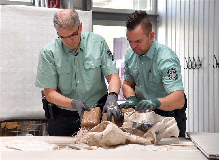 Kokain: Bremerhaven bleibt Einfallstor für den Schmuggel Aus einem Hohlraum in einem Container mit Rigipsplatten beförderten Zollfahnder im September vergangenen Jahres 1,1, Tonnen Kokain zutage. Die Szene wurde bei der Jahrespressekonferenz des Zolls im Überseehafen nachgestellt. Foto Scheschonka