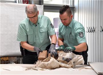 Aus einem Hohlraum in einem Container mit Rigipsplatten beförderten Zollfahnder im September vergangenen Jahres  1,1, Tonnen Kokain zutage. Die Szene wurde bei der Jahrespressekonferenz des Zolls im Überseehafen nachgestellt. Foto Scheschonka