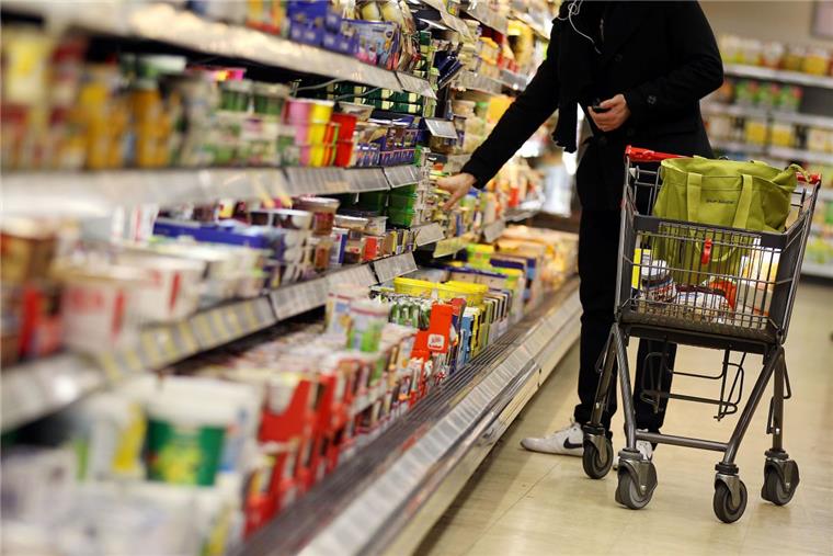 Mann will mit 20 Flaschen Rum im Koffer aus Supermarkt entwischen Aus einem Laden in Geestemünde wollte ein Unbekannter 20 Flaschen hochprozentigen Alkohol klauen - in einem Rollkoffer.