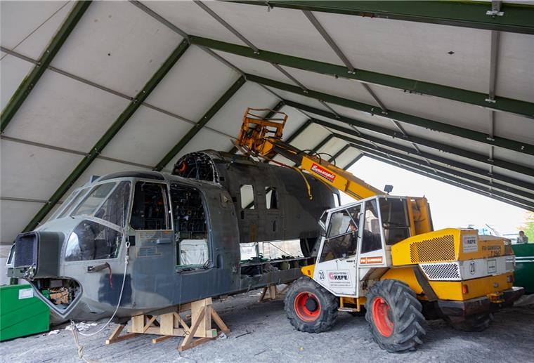 Nordholz: Wie ein Hubschrauber im Museum landet Aus einem schrottreifen Hubschrauber vom Typ Sea King haben Mitarbeiter des Nordholzer Aeronauticums einen Teil herausgeschnitten.