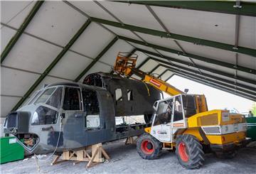 Aus einem schrottreifen Hubschrauber vom Typ Sea King haben Mitarbeiter des Nordholzer Aeronauticums einen Teil herausgeschnitten.